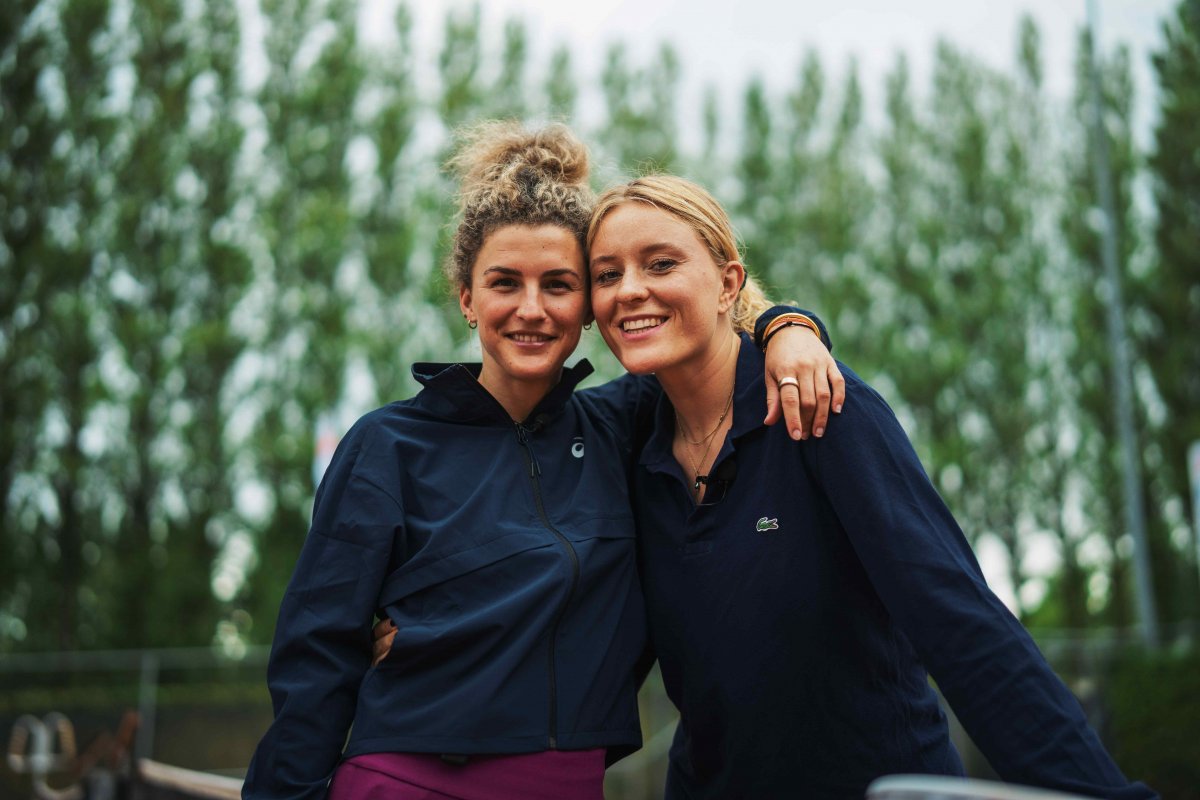 Lexie op de tennisbaan met bekende Nederlanders